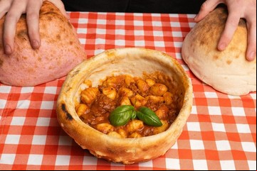 Perfecto para el próximo 29 de ñoquis, este bodegón de Ramos Mejía sirve sus pastas en pan de pizza: cómo visitarlo
