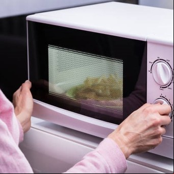 Los alimentos que nunca deberías poner en el microondas