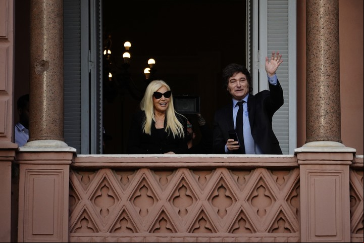 Susana Giménez y Javier Milei en el balcón presidencial de Casa Rosada. Foto Emmanuel Fernández