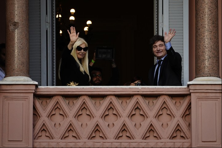 Susana Giménez y Javier Milei saludan desde el balcón de Casa Rosada
Foto Emmanuel Fernández