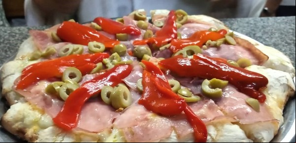 Es una de las pizzerías más clásicas de avenida Corrientes, ideal para cenar a la salida del teatro: su especialidad es la de provolone con jamón y morrones