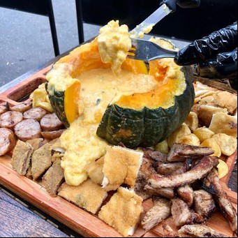 Este bodegón de Boedo se destaca por sus milanesas gigantes y la famosa fondue de zapallo cabutia