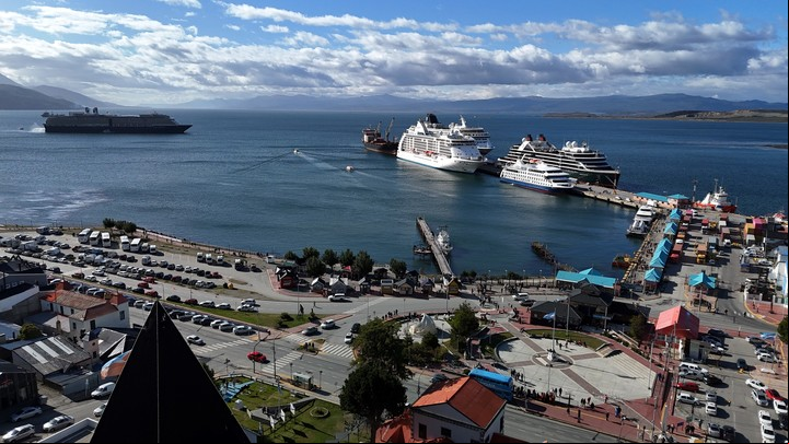 Cruceros en el puerto de Ushuaia. Foto Juan Cruz Santana / @ushuaiamag