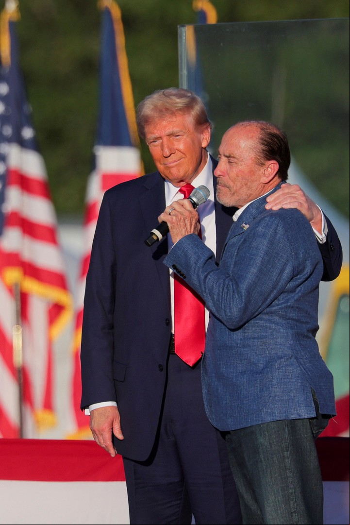 El cantante Lee Greenwood recibió en el escenario a Donald Trump. Foto Reuters