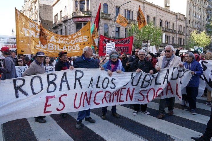 Marcha de jubilados frente al Congreso
Foto Juano Tesone