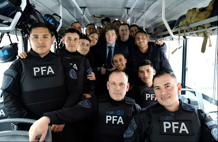 Milei y los agentes de la Policía Federal.