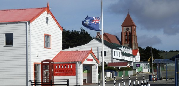 Un columnista de The Guardian dijo que la Corona británica debería desprenderse de las Islas Malvinas