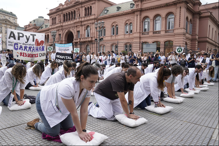 Médicos de los hospitales Garrahan y Bonaparte protestan frente a Cas Rosada. Foto Maxi Failla