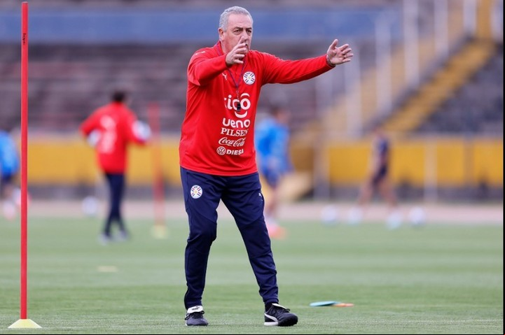 Gustavo Alfaro, DT de Paraguay.