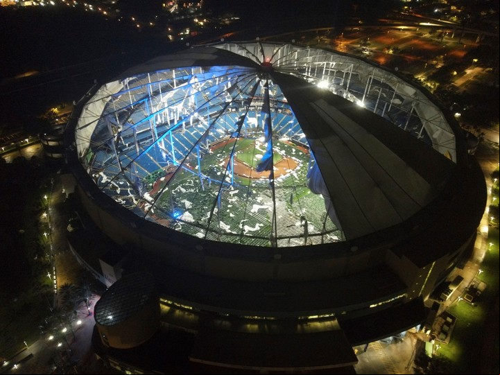 Una vista aérea del Tropicana Field tras el paso del huracán Milton. Foto: AP