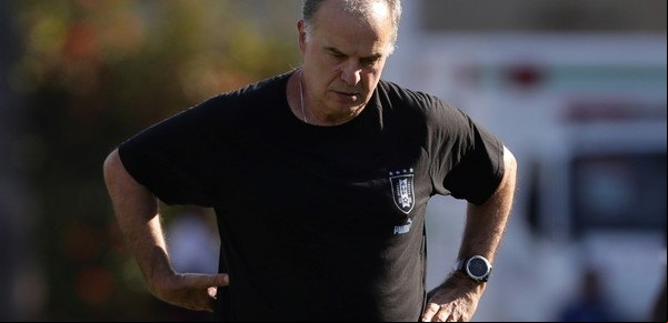 Marcelo Bielsa tuvo su primer cara a cara con los jugadores de Uruguay para aclarar los dichos de Suárez y se juraron "mirar para adelante"