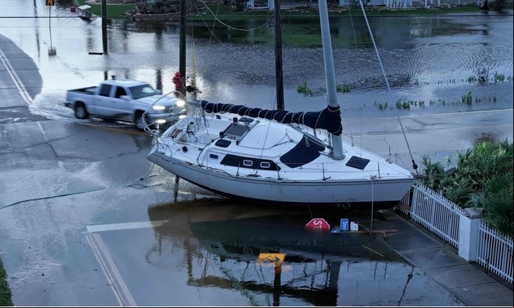 Un velero arrastrado por el huracán Milton en Punta Gorda. Foto: AFP