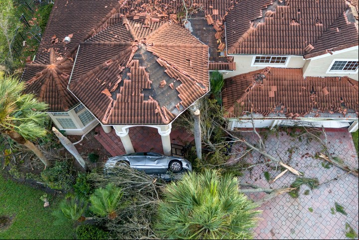 Los equipos de emergencia continúan evaluando los daños.
Foto: REUTERS