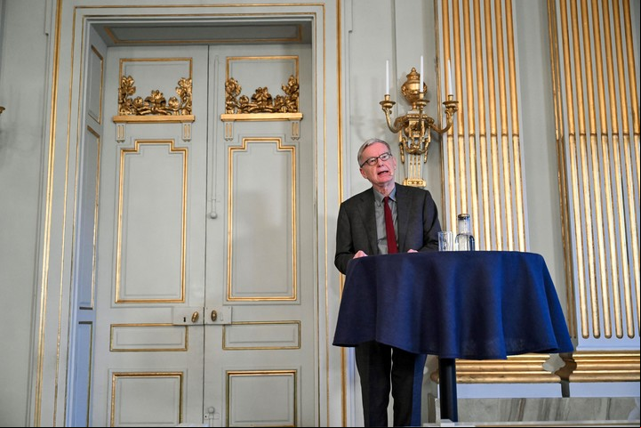 El presidente del Comité Nobel de Literatura 2024, Anders Olsson, habla con los medios después de que la Academia Sueca anunciara que Han Kang será galardonada con el Premio Nobel de Literatura 2024. (Corea del Sur, Suecia, Estocolmo) EFE/EPA/JESSICA GOW