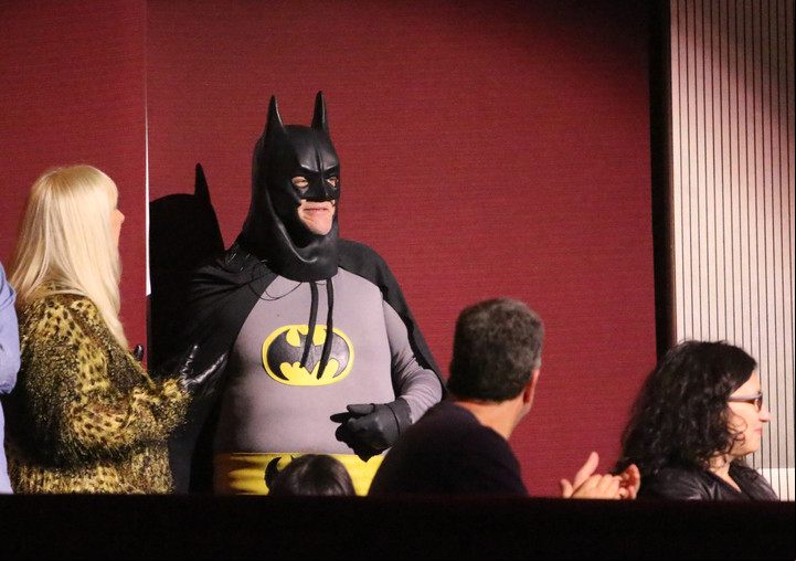 Un Batman entre el público. Alfredo Casero, en el regreso triunfal de “Cha Cha Cha”.
Con su humor ácido y personajes icónicos, el clásico de la televisión argentina protagonizado por Alfredo Casero y Fabio Alberti, se reinventa en una experiencia teatral única.
