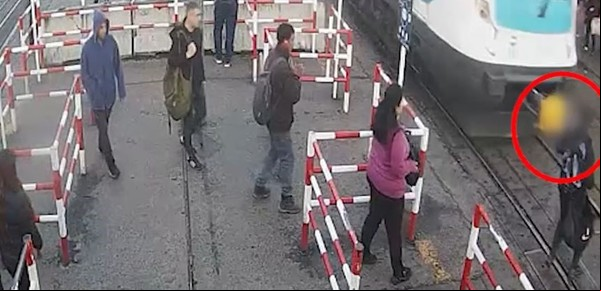 Cruzó las vías distraído con su celular y lo rozó el tren Sarmiento: el increíble video