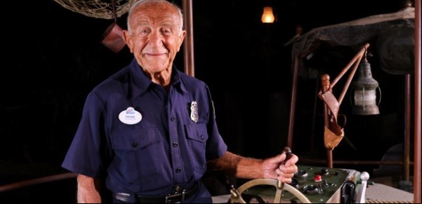 La historia del hombre que lleva 62 años trabajando en los parques de Disney