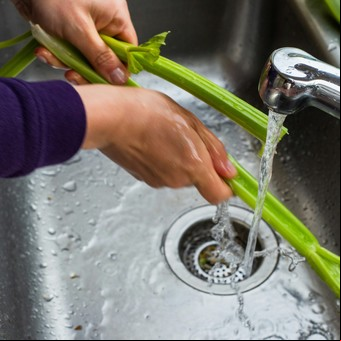 Este es el truco definitivo para lavar y desinfectar correctamente las verduras de hoja verde