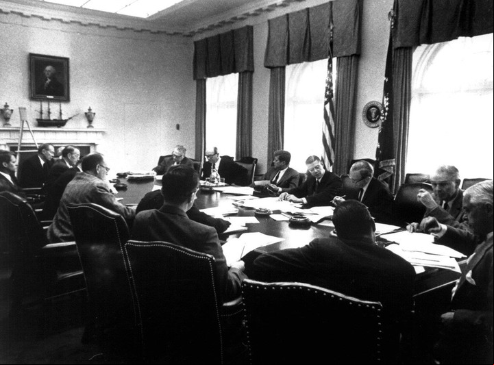 Comité de crisis del gabinete de JFK reunido en Washington.