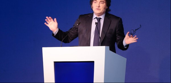 Aplaudido por los empresarios, Javier Milei habló en el Coloquio IDEA e insistió con la "dolarización endógena" y el cierre del Banco Central