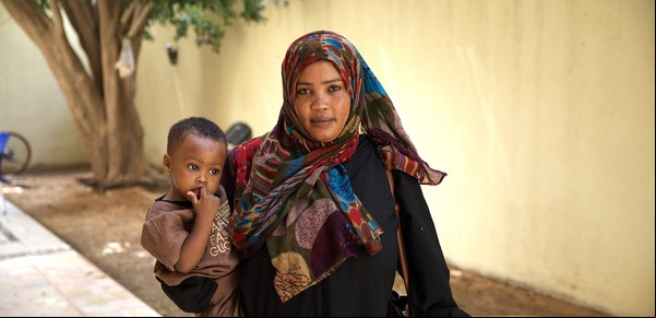Día de la madre: de Sudán a Libia, el peligroso viaje de una mamá refugiada en busca de esperanza