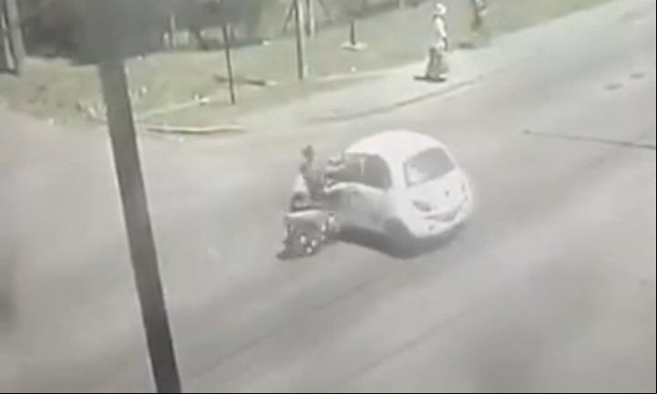 Impactante choque entre una moto y un auto en La Plata: 2 heridos