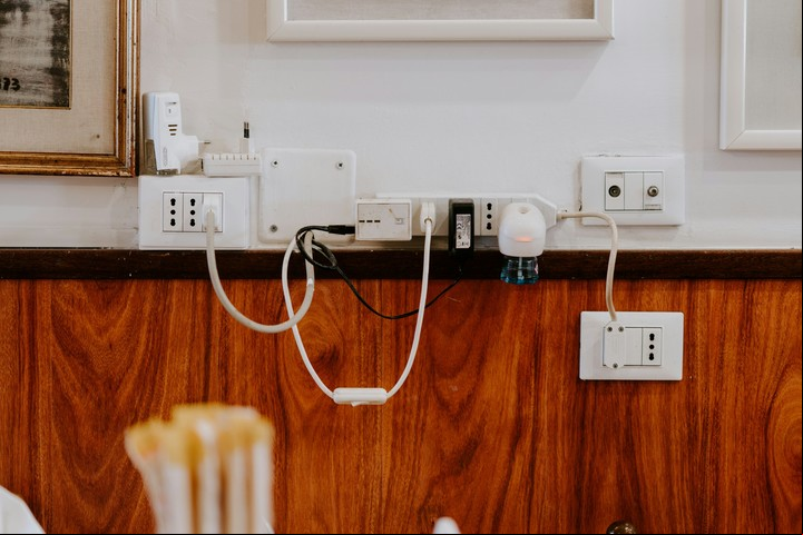 Es importante revisar constantemente el estado de los cables y enchufes. Foto: Unsplash.