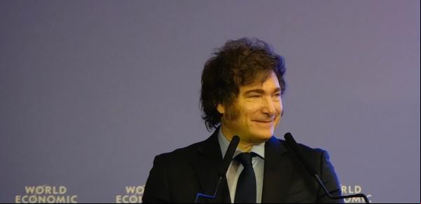 El festejo y el llanto de Javier Milei, y un misterioso regalo que llegó a la Casa Rosada