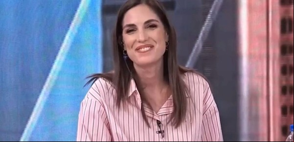Quién es la periodista que anunció su embarazo al aire: "Al mes de conocerlo, me enteré que esperaba gemelas"