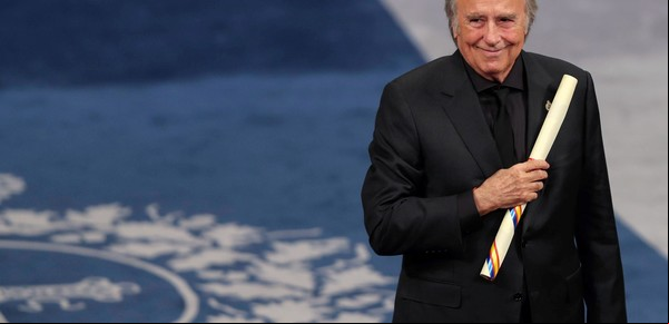 Reapareció Joan Manuel Serrat y cantó ante los reyes de España