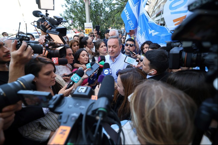 El voto del candidato oficialista del Partido Nacional de Uruguay, Álvaro Delgado. Foto EFE