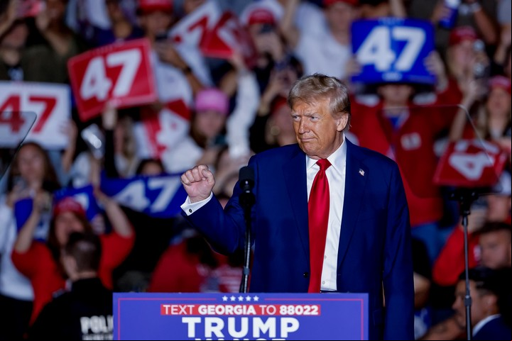 El ex presidente Donald Trump se acerca a Kamala Harris en las encuestas. Foto: EFE