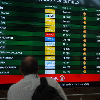 El déficit externo: ya se van más dólares del país por viajes que los que entran por Vaca Muerta