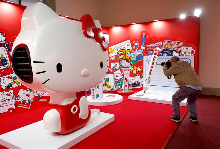 El popular personaje Hello Kitty, creado en los años 70, es un ícono de la cultura kawaii. El Museo Nacional de Tokio está celebrando sus 50 años con una gran muestra. Foto: EFE.