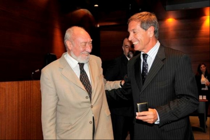 El juez Federico Ecke, recibiendo una distinción por los 40 años en la Justicia de San Isidro.