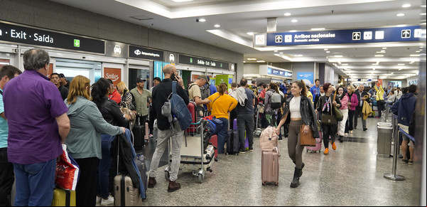 Caos en Aeroparque: demoras, valijas acumuladas y cientos de pasajeros "atrapados" en los aviones por una asamblea sorpresiva del personal de rampa