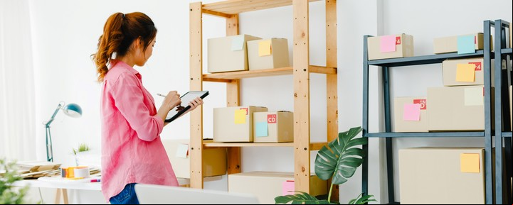 Este método implica deshacerte de lo que ya no te sirve y obstruye en tu hogar. Foto: Freepik.