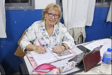 Su padre le prohibió estudiar, pero los 75 logró su sueño de irse de viaje de egresada de secundaria: "Estudiar me dio curiosidad y confianza"