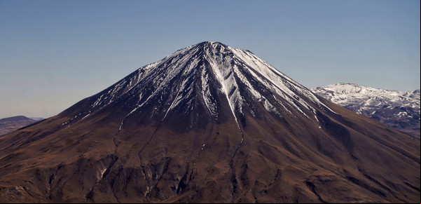 El secreto mejor guardado de Mendoza que solo podés visitar con guía: un desierto negro, fauna salvaje y volcanes dormidos