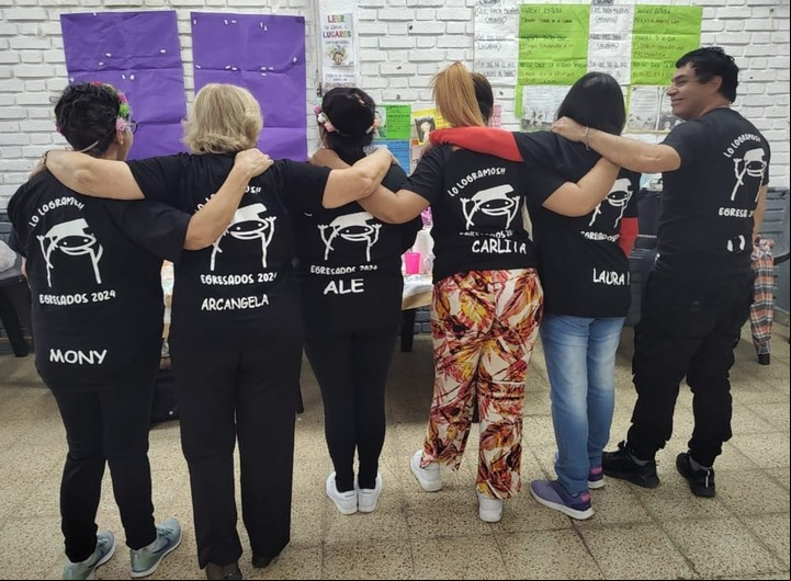 Arcángela (segunda desde la izquierda), junto a sus compañeros de división mostrando la flamante remera de "egresados".