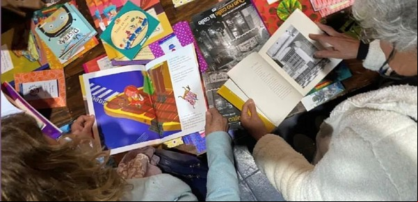 Los abuelos que se juntan a narrar cuentos y recorren escuelas de San Isidro
