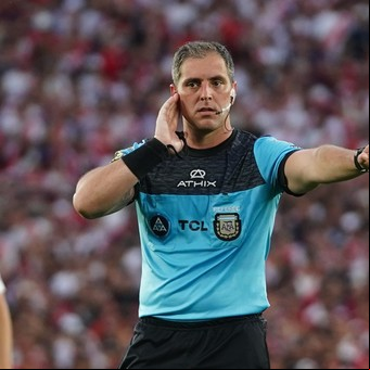 Fernando Echenique, de mandar a leer el reglamento a Cavani a cometer una insólita burrada arbitral en la Copa Argentina sin ayuda del VAR