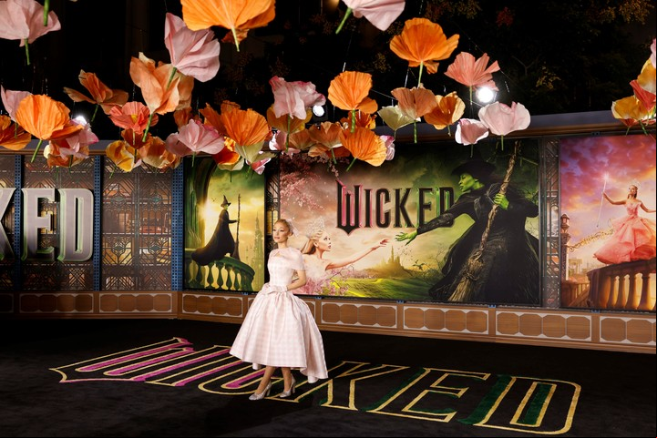 Ariana Grande aboche, en la premiere de su película 'Wicked', en el Dorothy Chandler Pavilion en Los Angeles. ¿Ganará hoy en Manchester? Foto EFE