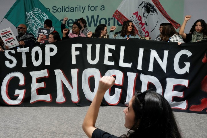 Activistas se manifiestan por la justicia climática y el alto el fuego entre Israel y Hamás en la Cumbre del Clima de la ONU COP29, el lunes 11 de noviembre de 2024, en Bakú, Azerbaiyán. (AP Photo/Rafiq Maqbool)
