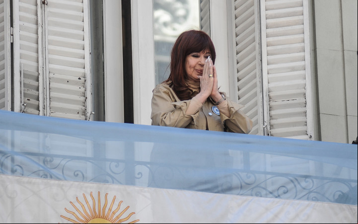 Cristina Fernandez de Kirchner se asoma al balcón del Instituto Patria.
Foto Federico Lopez Claro