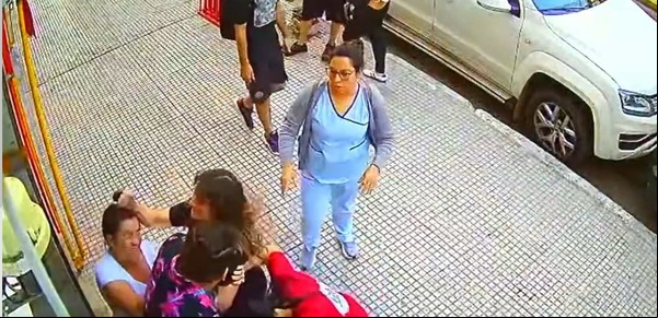 Mandó a su hijo de 5 años a robar a un negocio y, porque la dueña lo descubrió, fue para agarrarla a trompadas