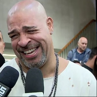 Adriano lloró de emoción en la presentación de su autobiografía y explicó por qué el apodo "Emperador" no aparece en el libro