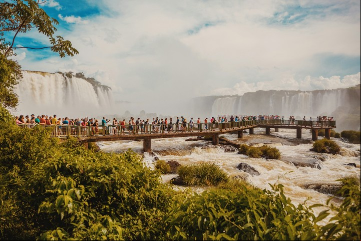 Las Cataratas del Iguazú, compartidas entre Brasil y Argentina, son el sistema de cascadas más grande del mundo.
Foto: Unsplash.