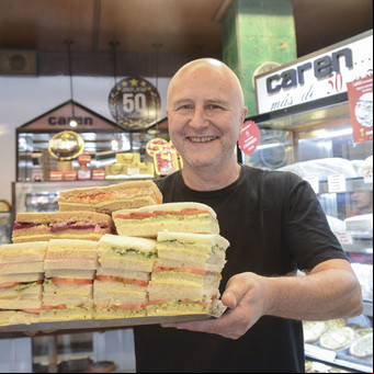 En Recoleta, los 55 años de la confitería "retro" famosa por sus enormes sándwiches de miga de matambre y otros sabores originales