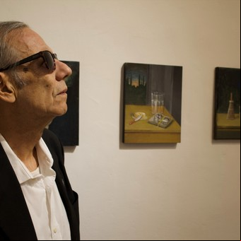 El artista Carlos Masoch propone el reposo como un gesto de resistencia
